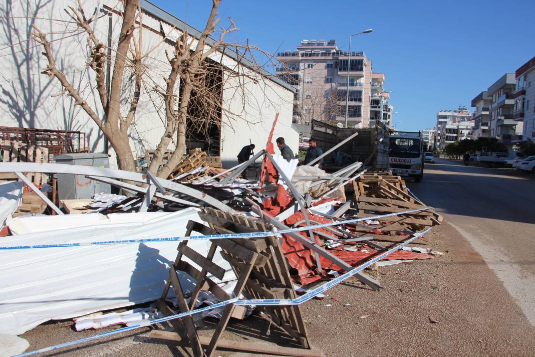 Seralar hayalet gibi uçtu! Pencereden bakan Antalyalılar gözlerine inanamadı 26